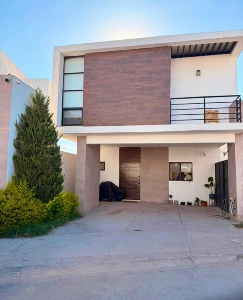 Casa en Venta con  Recámara en Planta Baja y Terreno con Excedente en Sector Viñedos