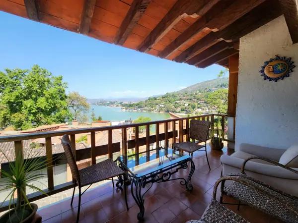 CASA EN RENTA CON VISTA AL LAGO EN AVÁNDARO