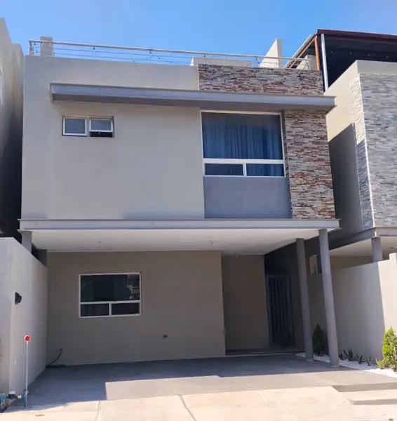 Casa en renta en Dominio Cumbres, García, Nuevo León - Espaciosa y bien ubicada