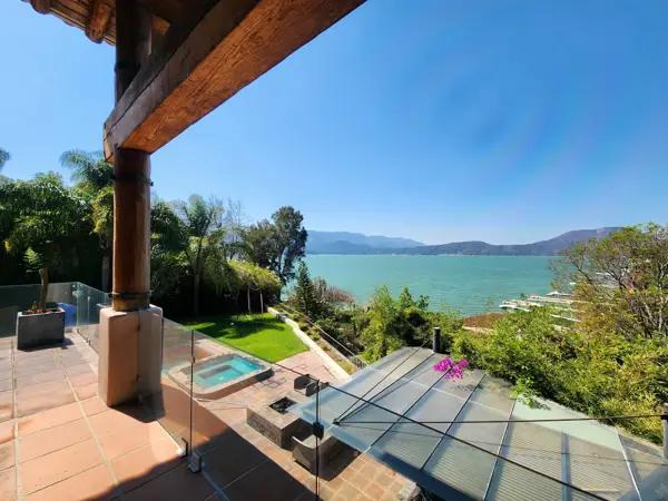 CASA EN VENTA CON ACCESO AL LAGO EN VALLE DE BRAVO
