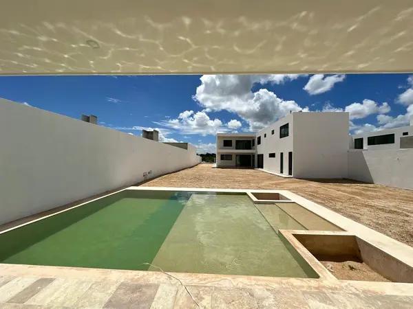 CASA EN VENTA EN MÉRIDA CON 1,043.96 M2 DE TERRENO EN DZITYÁ