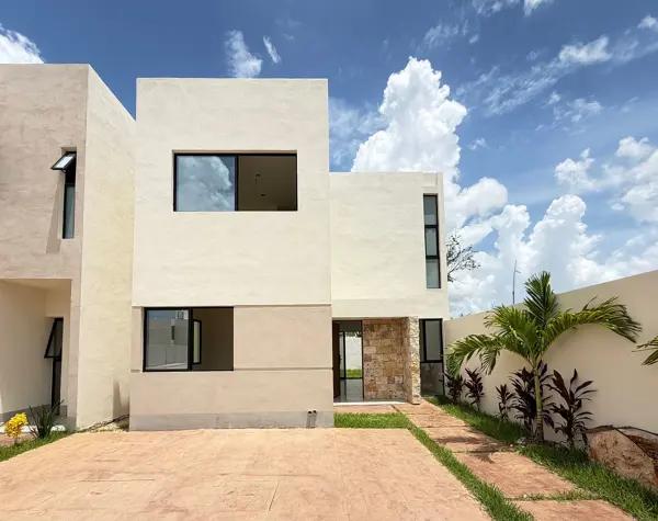 Casa frente a parque en venta de 3 recámaras en Solana Tixcacal, Mérida