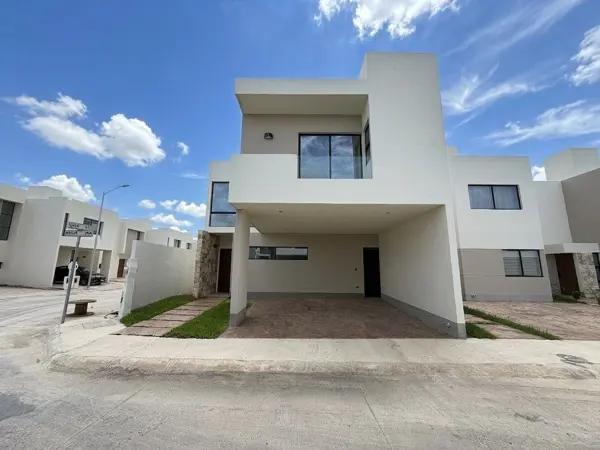 Casa en esquina en venta de 4 recámaras + alberca en Solana Tixcacal, Mérida