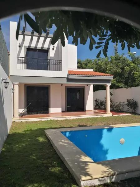 Renta de casa con piscina  en Gran Santa Fe  Merida