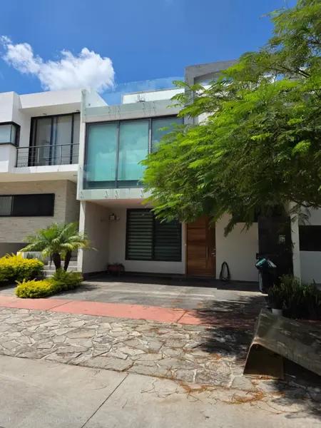 Casa en Venta en Solares Residencial Zapopan: Espacio y Comodidad en Coto Privado