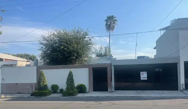 Casa en Venta en Fuentes del Valle, San Pedro Garza García - Amplia y Bien Ubicada