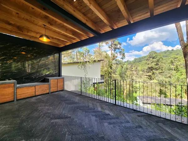CASA EN VENTA, DENTRO DE RANCHO AVÁNDARO