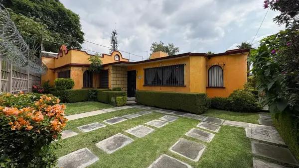 CASA EN UN SOLO NIVEL EN  VENTA EN BOSQUES DE LAGO, UBICADA EN LA ENTRADA DEL FRACCIONAMIENTO.
