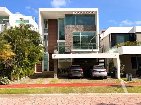 Casa en Venta en Residencial Cumbres, Quintana Roo