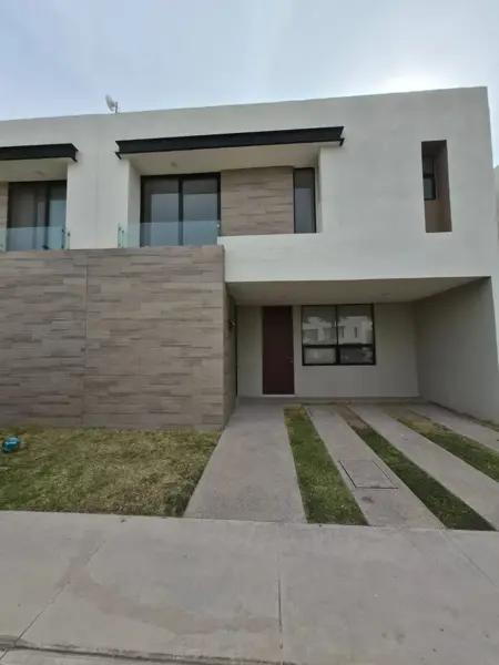 Renta de Casa en Puerta Natura, San Luis P.: Espaciosa y Moderna, con estudio y baño completo en p.b