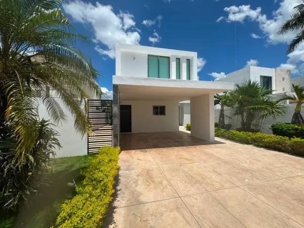 Renta casa con amplio jardín y piscina en Temozon Norte, Mérida