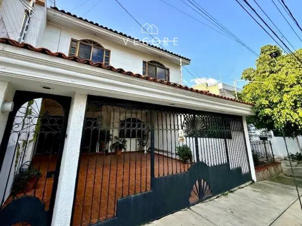 CASA EN RENTA EN JARDINES DEL BOSQUE, GUADALAJARA