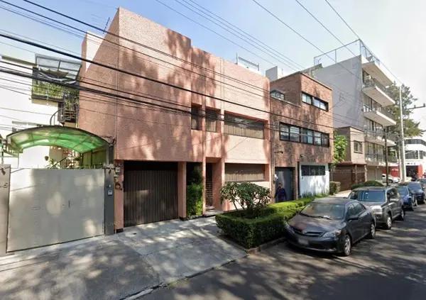 BONITA CASA DE RECUPERACION BANCARIA EN UNA ZONA DE GRAN PLUSVALIA EN IRRIGACION, CDMX.