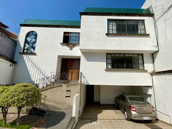 Casa con jardin en calle cerrada con vigilancia