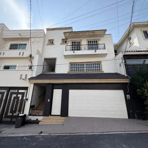 Casa amplia de 3 niveles en San Jerónimo 4o Sector, Monterrey