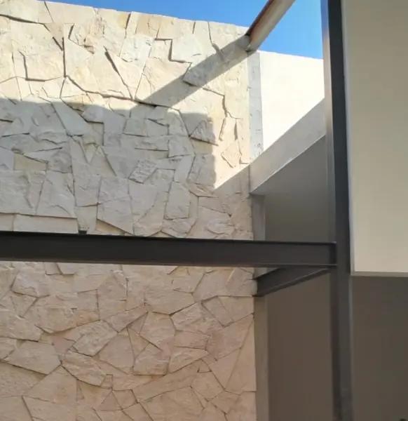 Casa en Venta de "Un Piso" en zona viñedos con altura y media, frente a área verde,  equipada nueva.