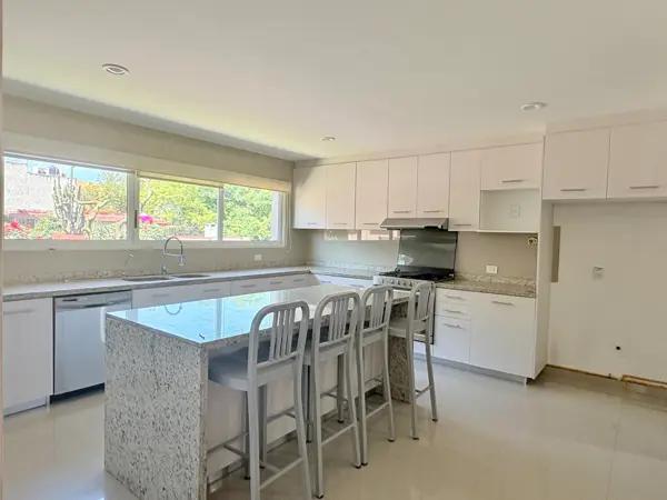 Venta Casa en Condominio en las Aguilas, iluminada y amplia. Lista para habitar.