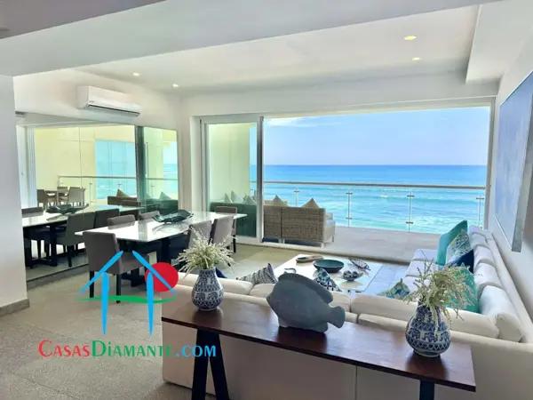 Departamento a pie de playa, con 4 recámaras y terraza con vista al mar