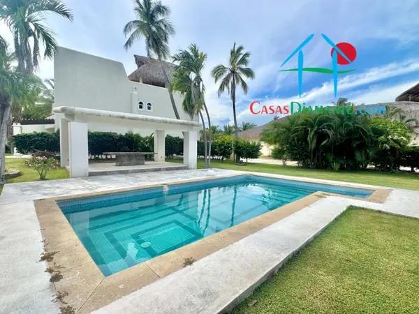 Casa en Son Vida con alberca privada y palapa