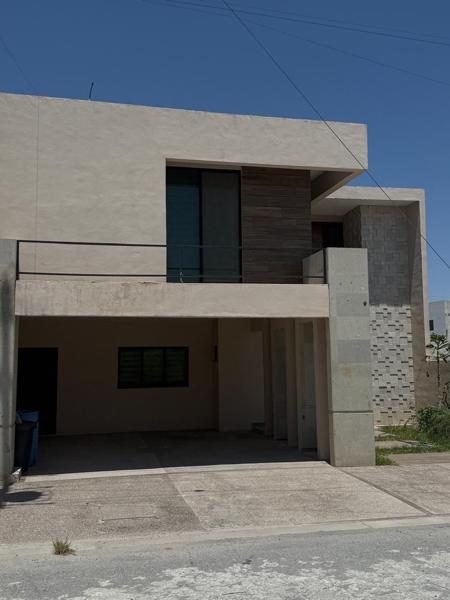 Bonita casa con acabados de lujo, en una zona de fácil acceso