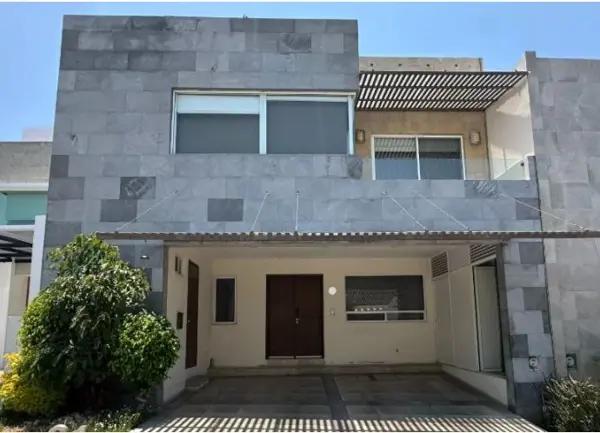 CASA EN VENTA DE RECUPERACION BANCARIA EN UNA ZONA EXCLUSIVA DE PUEBLA .