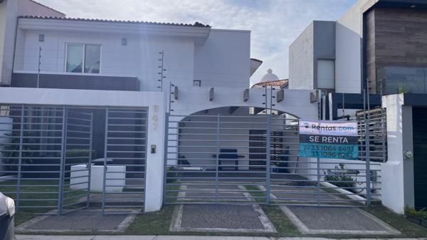 Renta de Casa en Fraccionamiento Jardín Real, Zapopan