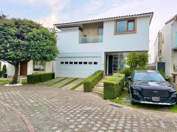Casa en Venta en Metepec: Residencia con Sótano y Jardín