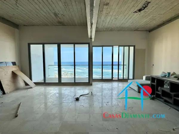 Departamento de playa para restaurar. Con 2 recámaras y vista al mar