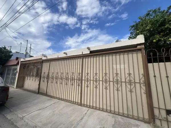 Casa en Ampliación los Ángeles, Torreón: Espaciosa Propiedad Familiar en Venta