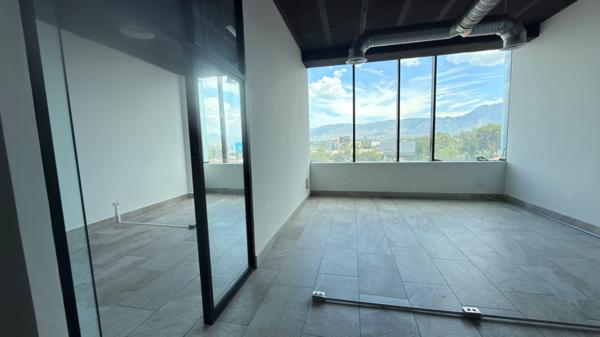 Oficinas en renta con privado y sala de juntas en edificio corporativo