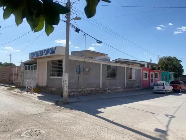 ¡Invierte y Emprende en el Corazón del Ejido Corona! Casa Amplia + Local Comercial en Esquina