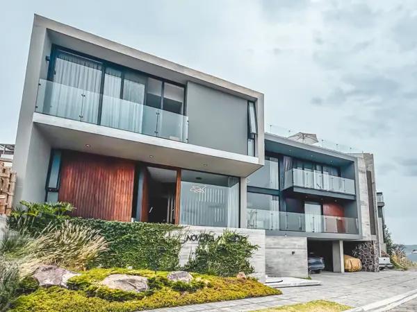 CASA EN VENTA EN LOMAS DE ANGELÓPOLIS I CON JARDÍN, TERRAZA Y BAR