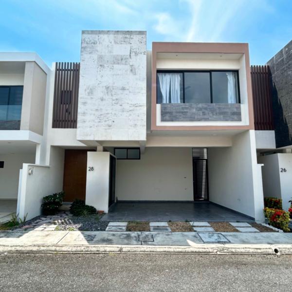 Casa en Venta en Lomas de la Rioja, Alvarado: Seguridad y Amenidades