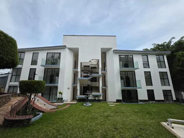 Departamento remodelado con alberca en venta. 2do nivel. Cercano a pla de ayala