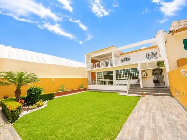 Casa en Venta en Jardines de Mocambo con Amplio Jardín