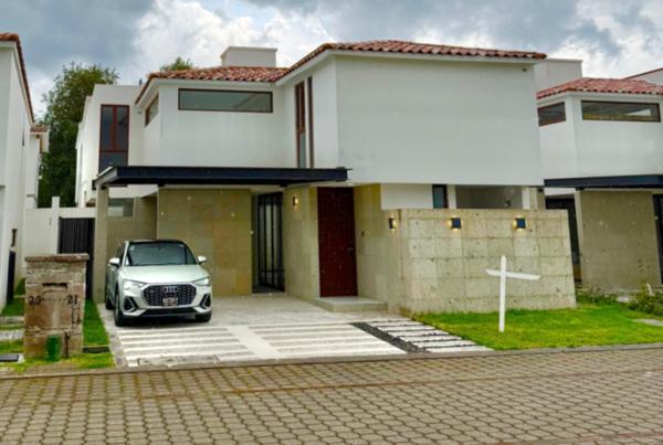 Casa en Metepec en Fraccionamiento cerrado, con amplias áreas verdes