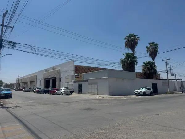 Oficinas en renta con amplio estacionamiento en Ciudad Industrial de Torreón.