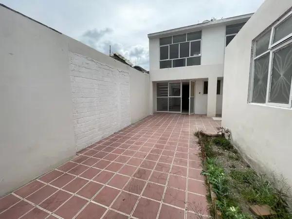 Casa en venta en Jardines de San Manuel, Puebla, cerca de BUAP