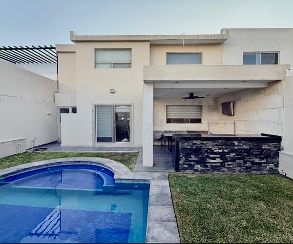 HERMOSA CASA CON ALBERCA AL FRENTE DE VIÑEDOS