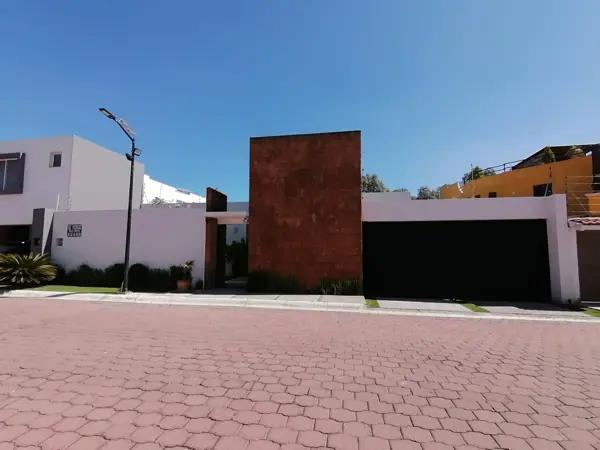 RENTA DE RESIDENCIA DE UN PISO AMUEBLADA, CON ENORME JARDÍN, Y ACABADOS DE LUJO, EN FRACCIONAMIENTO
