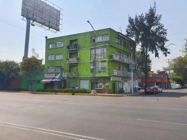 Edificio en venta con departamentos y locales comerciales.