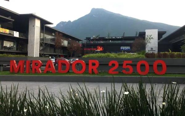 Local en Venta en Plaza Mirador en Av Pablo Livas, Zona Guadalupe.