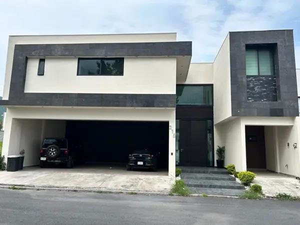 Casa en Venta en Privada El Uro en Zona Carretera Nacional.