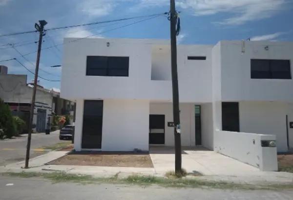 CASA DE ENTREGA INMEDIATA EN AV. DE LAS TORRES ESQ. CALLE DEL CAPIRE. HACIENDA PALMIRA APATZINGAN