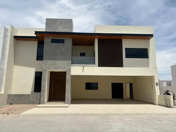 Casa nueva frente área verde con acabados de lujo