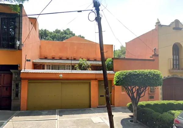 Casa en Remate en Del Carmen, Coyoacán: Oportunidad Única