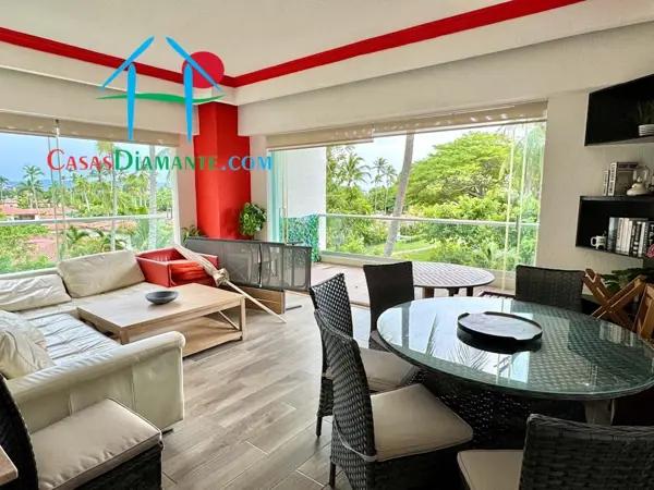 2 recámaras y terraza con vista hacia el campo de golf