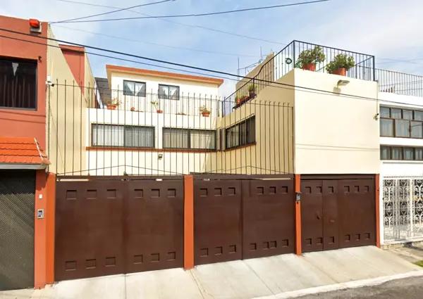 Oportunidad de Remate: Casa en Iztacalco con Amplios Espacios y 4 Recámaras