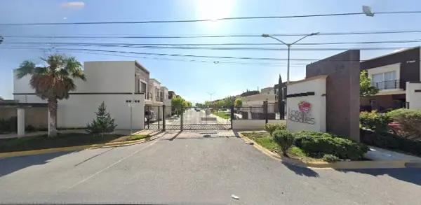 Casa en Remate en Residencial Los Rosales, Saltillo - Bien Ubicada y Espaciosa