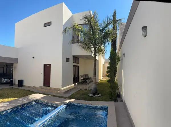 Casa en Venta en Hacienda del Rosario, Torreón con Piscina y Jardín Amplio